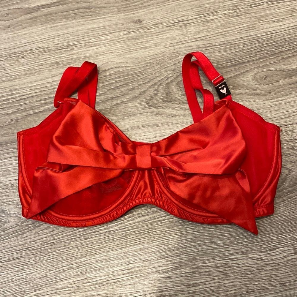 NWT Victoria’s Secret Dream Angels Satin Red Bow Unpadded push-up bra